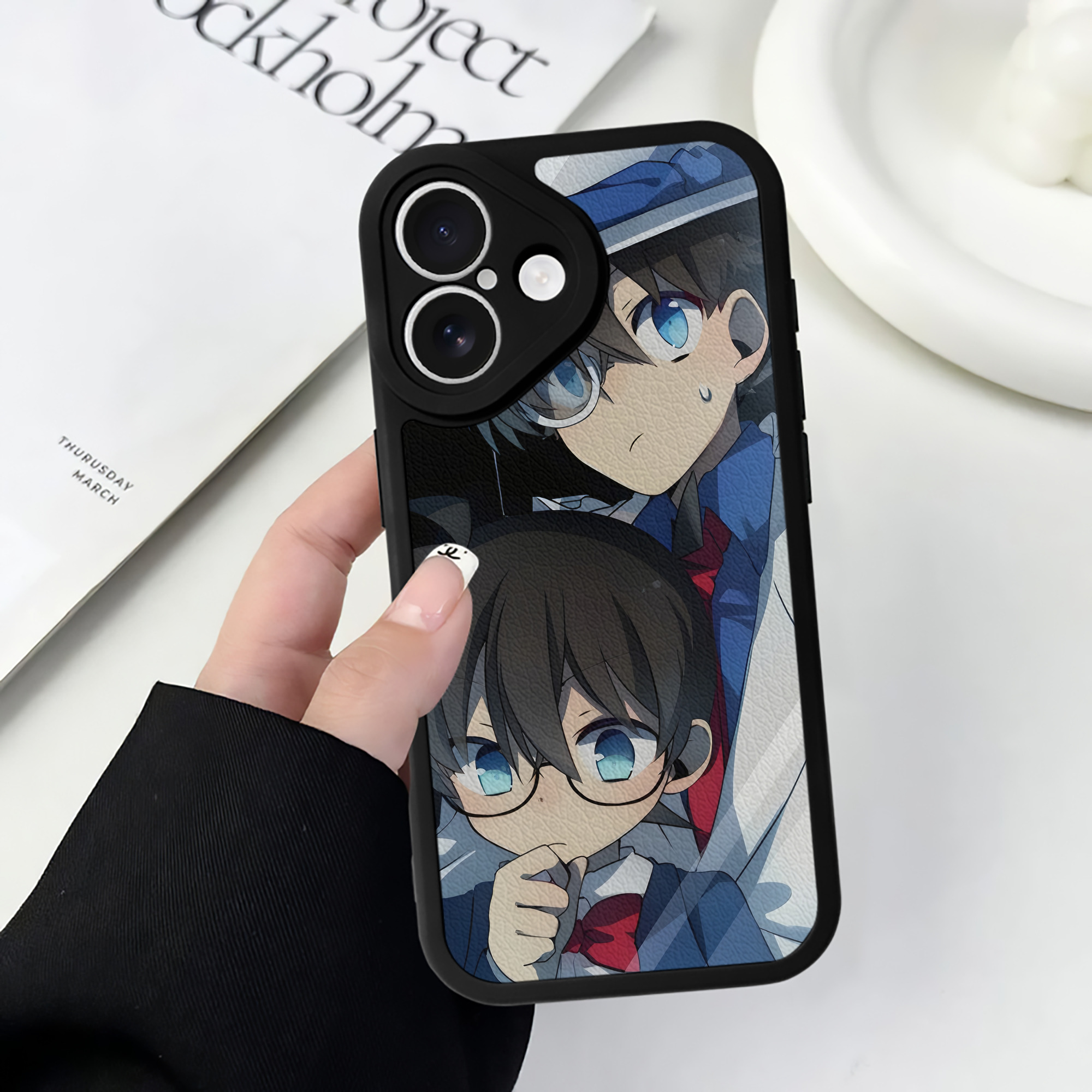 （画像用） 名探偵コナン Detective Conan 【iPhone 16シリーズ対応】シリコンスマホケース（レザー調） 材質：シリコン
